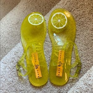 KATY PERRY GELI SANDALS!